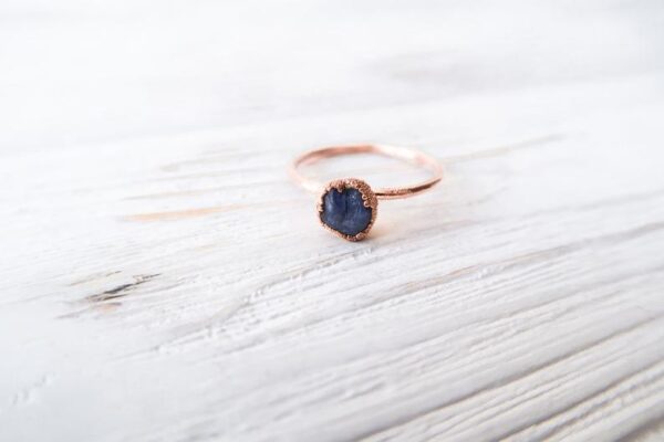 Rough Rose Gold Sapphire Ring - Image 4