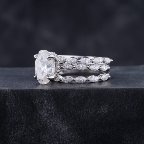 1 carat oval cut Moissanite Engagement ring with two wedding band - Image 4